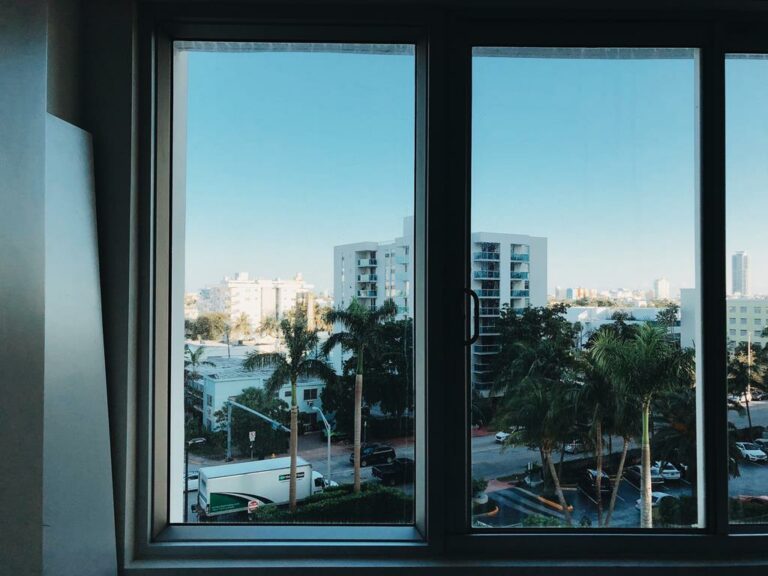 janela de vidro em apartamento
