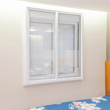 Janela antirruído instalada em uma parede.