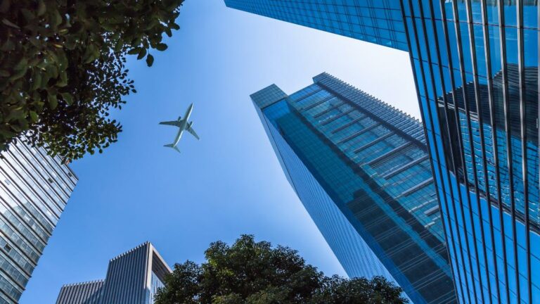 Aeronave sobrevoando bairros em rotas de avião.
