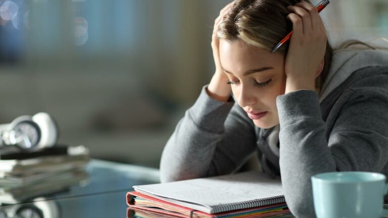 Mulher concentrada em seus estudos