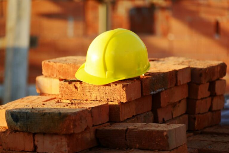chapéu de construção em cima de vários tijolos