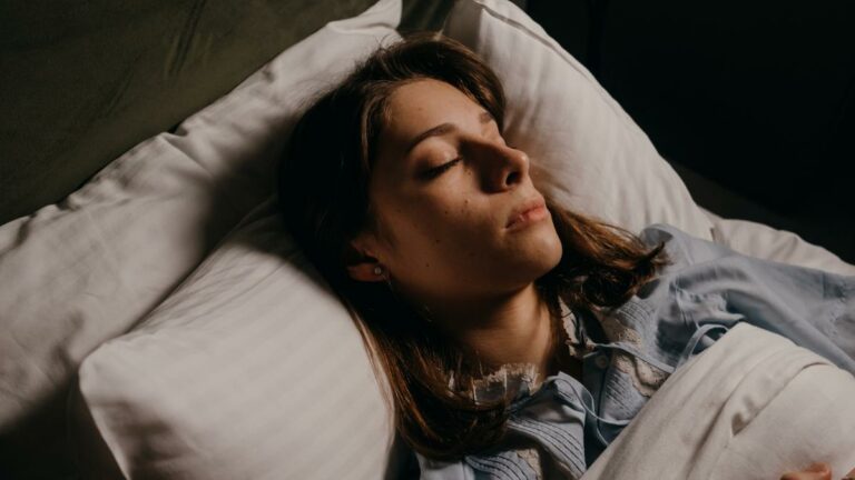 mulher adormecida em ambiente ideal para dormir