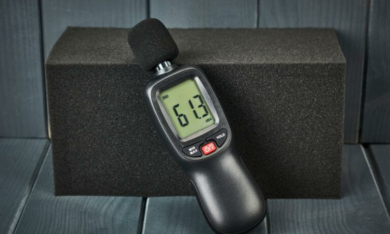 decibelímetro apoiado em uma espuma de absorção sonora
