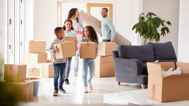 Família mudando para casa nova.