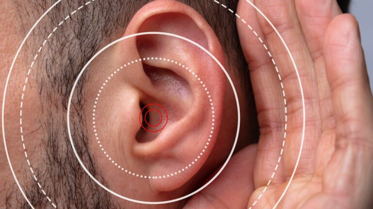 homem com as maos no ouvido