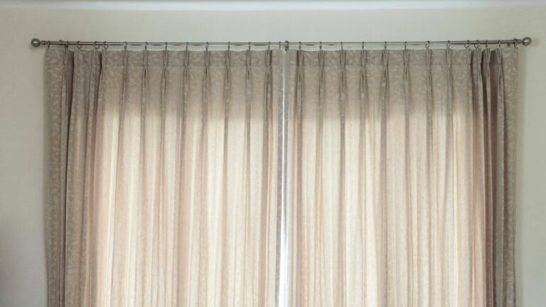 cortinas instaladas em uma janela
