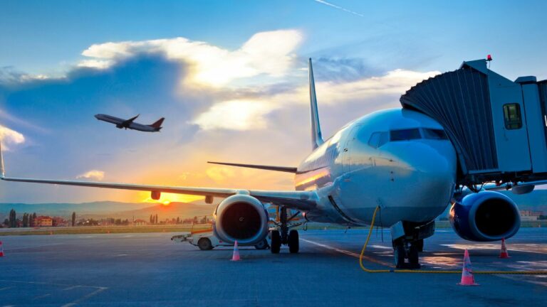 Imagem de dois aviões em um aeroporto para exemplificar aluguel perto de aeroportos.