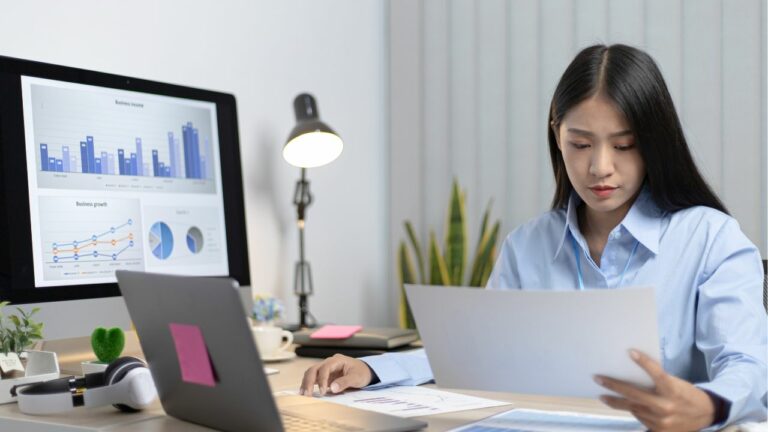 mulher fazendo home office