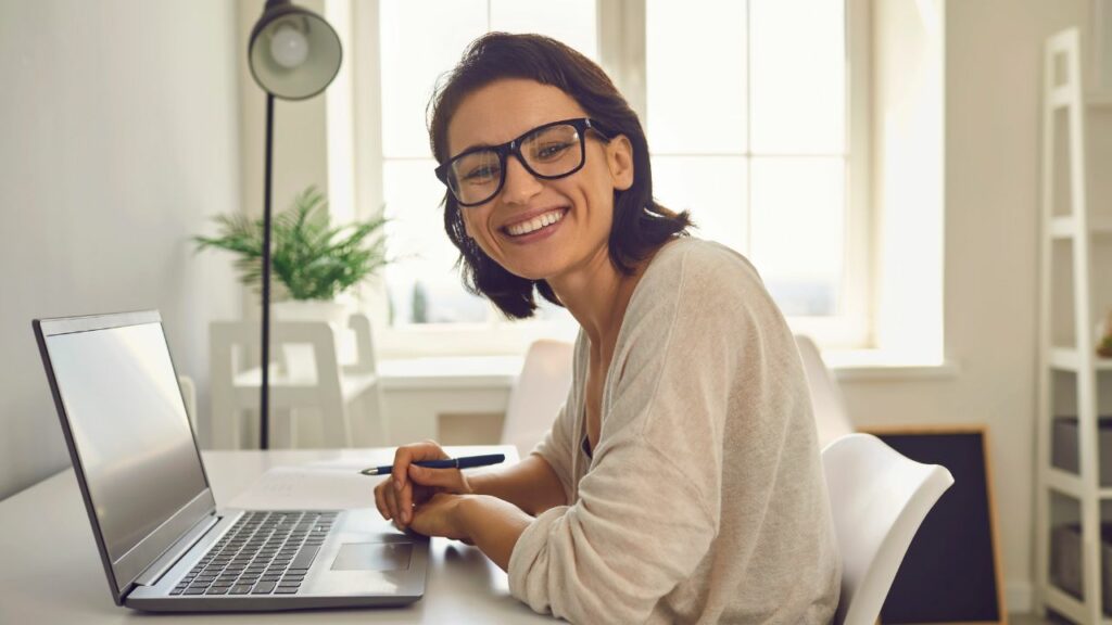 Mulher fazendo home office.