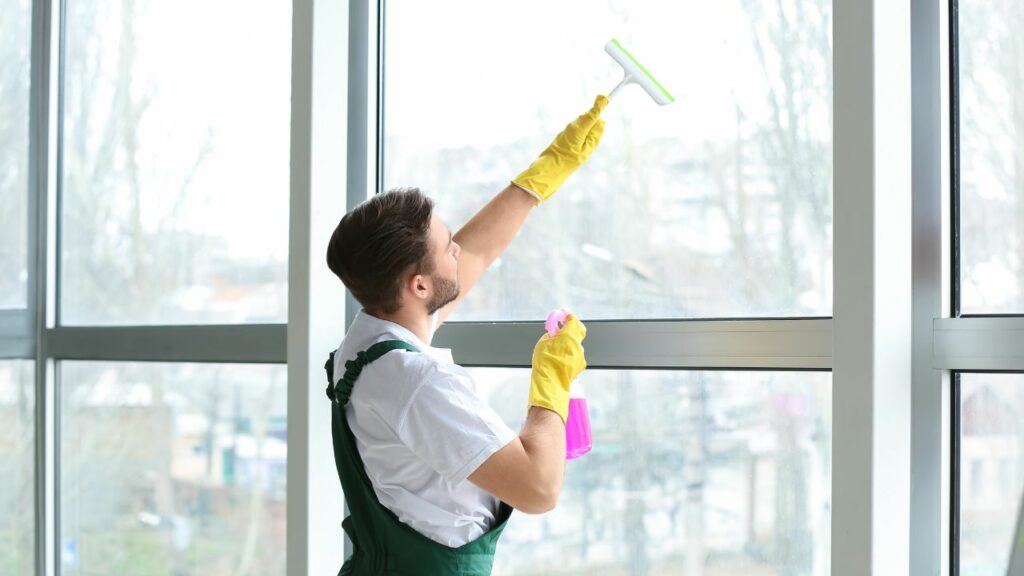Cuidados com janelas acústicas: limpeza dos vidros.