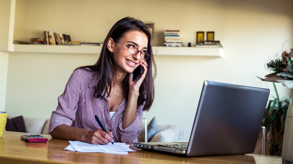 Mulher fazendo home office.