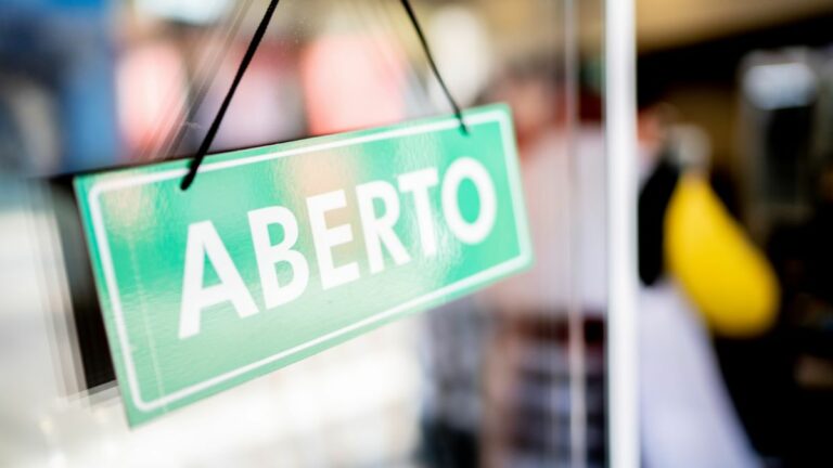 loja com placa de aberto