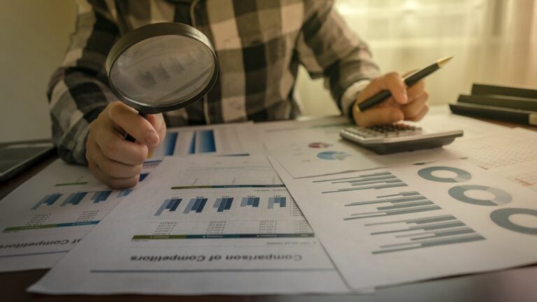 homem pesquisando os preços com uma lupa