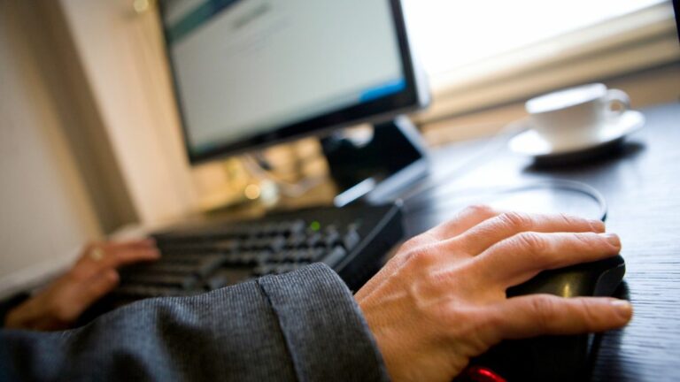 homem mexendo no computador.
