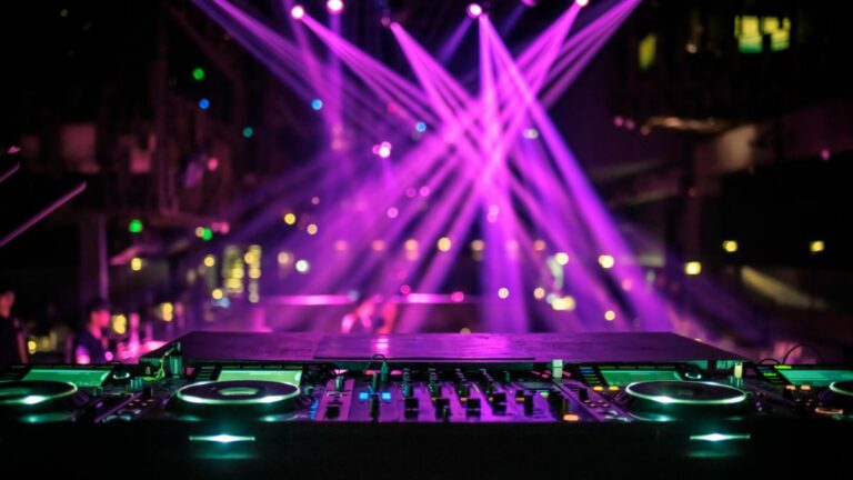 mesa de DJ durante balada
