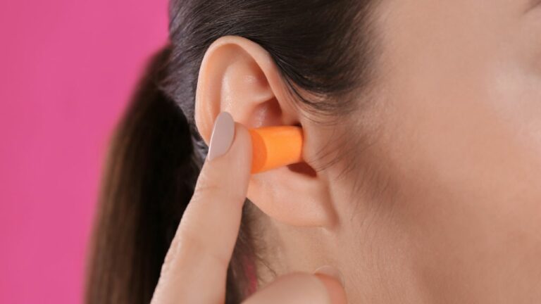 mulher utilizando protetor de auricular de ouvido