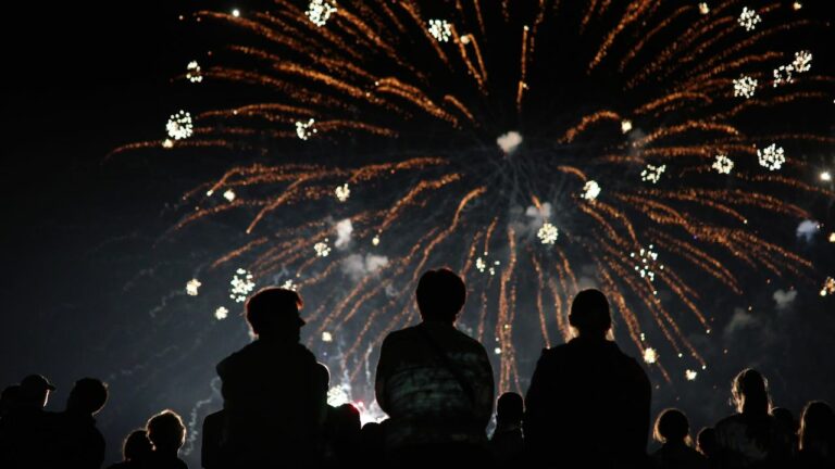 pessoas assistindo queima de fogos de artifício