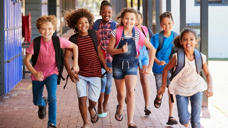 crianças correndo no coredor de escola
