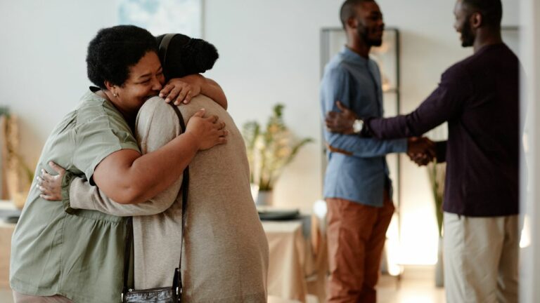 família sendo recebida em casa