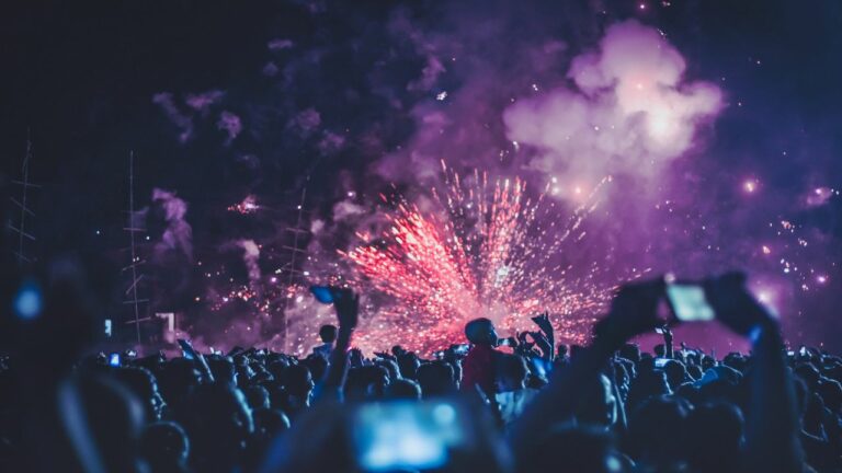 multidão assistindo queima de fogos de artificio