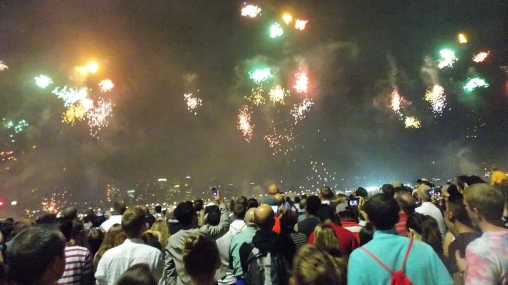 pessoas assistindo queima de fogos