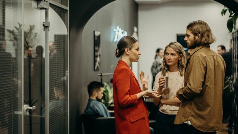 pessoas conversando em pé durante festa em casa